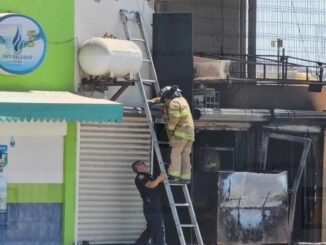 Incendio consume taquería y afecta estética en colonia Punta Oriente