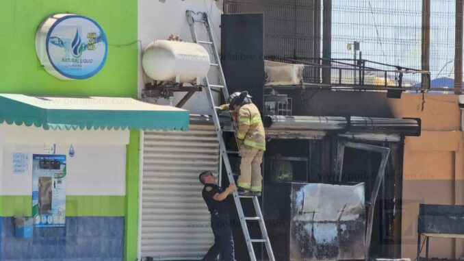 Incendio consume taquería y afecta estética en colonia Punta Oriente