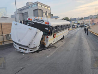 Choca camión maquilero en puente del canal; múltiples heridos a la altura de la colonia Santo Niño