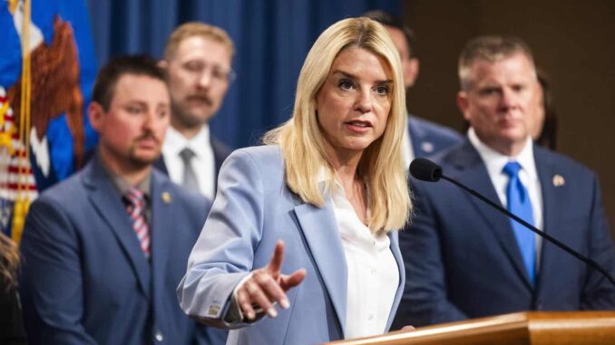 El Gobierno Trump amenaza con penalizar a los santuarios de migrantes en EE.UU.