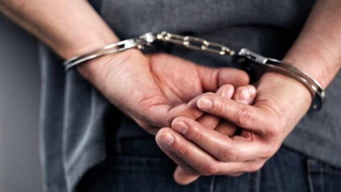 hombre-detenido-con-esposas-696x402.jpg