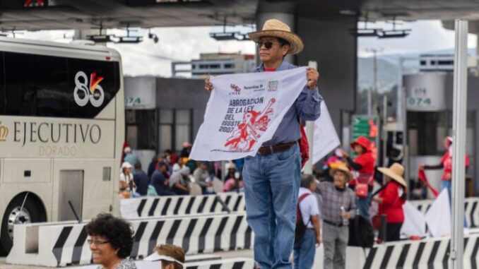 manifestacion-de-la-cnte-en-caseta-de-la-cdmx-696x429.jpg