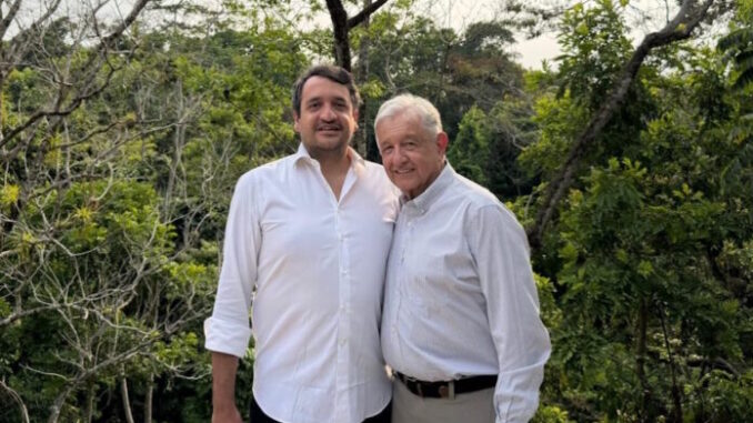 reaparece-el-expresidente-lopez-obrador-en-fotografia-con-su-hijo-696x429.jpg