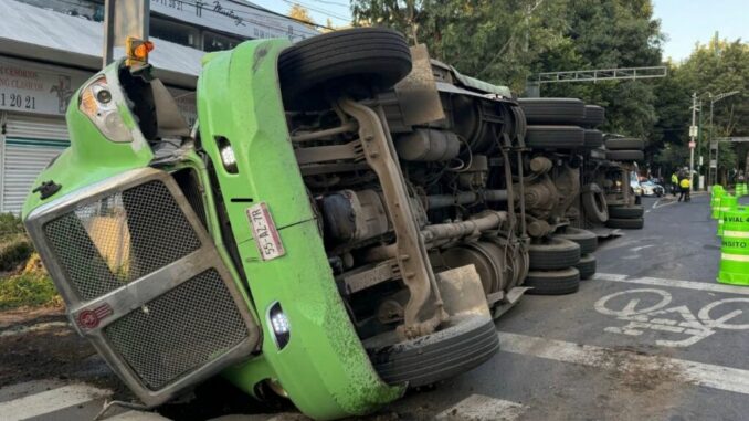 accidente-de-trailer-en-eje-6-sur-holbein-1024x631.jpg